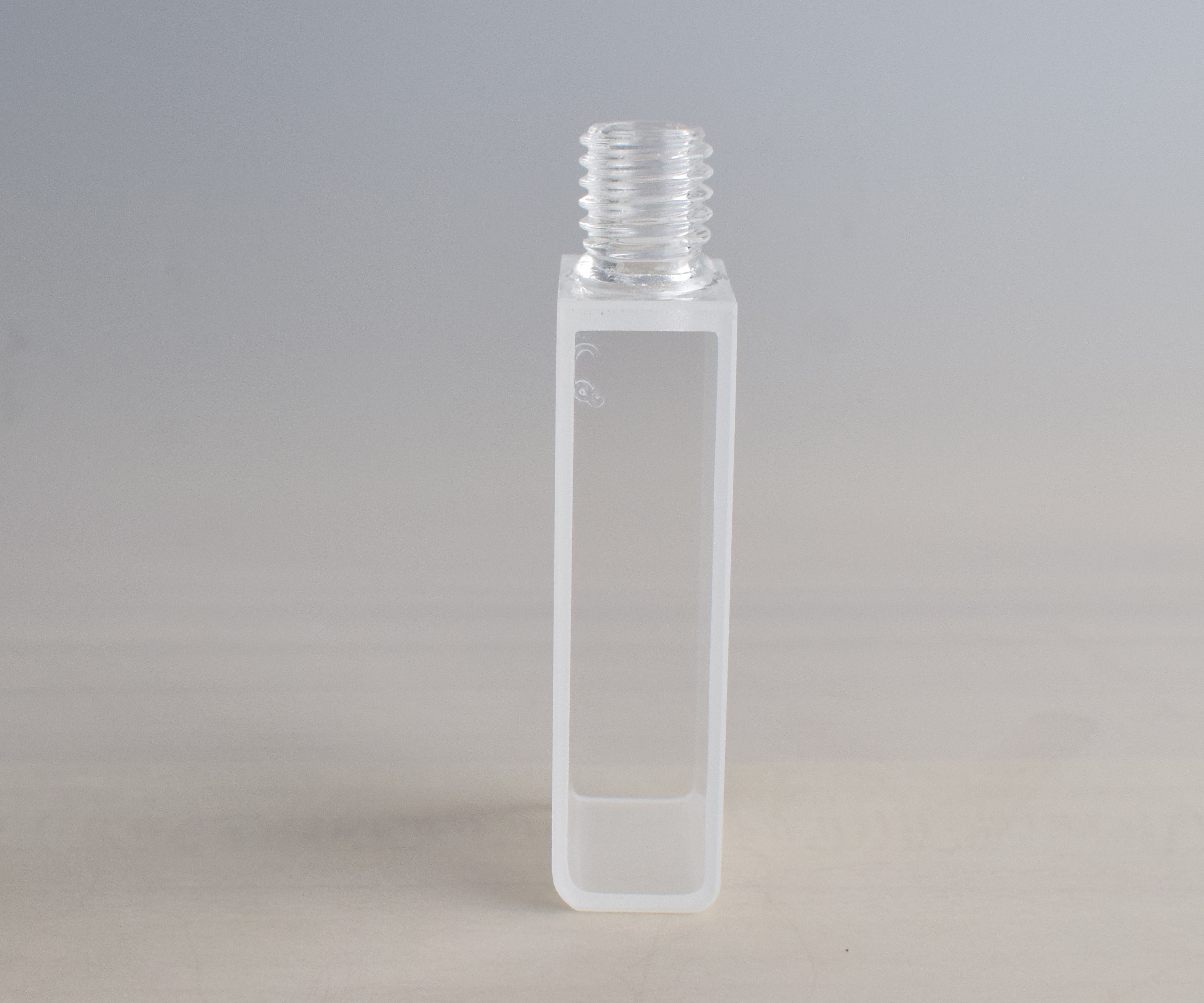 Screw-cap sealed quartz cuvette for volatile and air-sensitive samples — fully airtight transit-grade closure